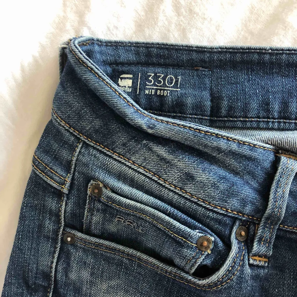 Mid flare jeans från gstar. Sitter väldigt snyggt på oss mindre och håller år efter år. . Jeans & Byxor.