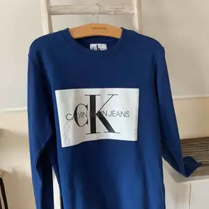 Mörkblå tjocktröja från Calvin Klein Jeans