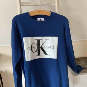  - Mörkblå tjocktröja från Calvin Klein Jeans