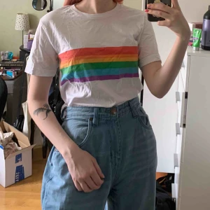  - Pride T-shirt från commonculture köpt i välgörenhetssyfte för 400 kr