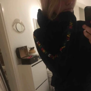  - Säljer denna urcoola hoodie från zara! Basic men ändå med en fet detalj på ärmarna med lite färg😁💗