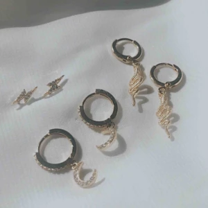  - Blixtarna - 89:-, finns både guld & silver  Ormarna - 119:-, finns både guld & silver Månarna - 119:-, finns både guld & silver  Frakt tillkommer, dock fri vid köp av minst två smycken! Har fler smycken bland mina annonser! 