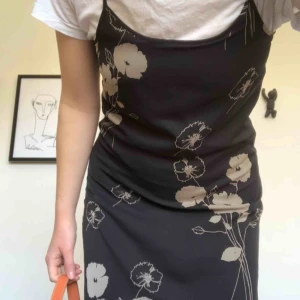  - Sötaste sommarklänningen! Svart med vita blommor med dragkedja på sidan. Något elektrisk men det funkar tycker jag. Jag är 179 cm