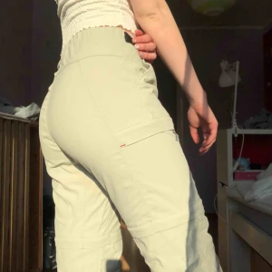  - Cargo pants från Everest storlek S🌟 finns ett skärp i midjan som går att justera. Färgen är ljus beige😍 frakt tillkommer📦