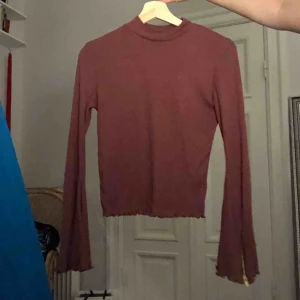 - Superskön tröja med utsvängda ärmar och dragkedja och hög hals. Köparen står för frakt:)