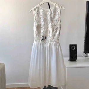 Vit klänning - Jättevacker klänning från Nelly Eve. Den har en inbyggd bh och är öppen i ryggen. Perfekt för studenten eller bara som en festklänning! (Frakt tillkommer om den ska skickas)