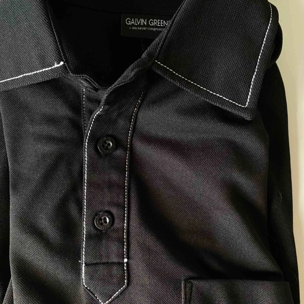 Cool piké tröja i svart med vita sömmar. Står M på lappen men skulle säga att den passar även xs-s✨ Aldrig använd🦋 köpare står för frakt. Toppar.