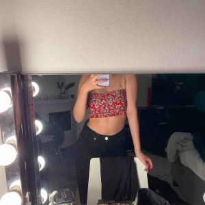  - En stretchig tubtopp från Gina tricot inköpt förra året men använd bara ett par få gånger för den är lite liten :/