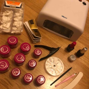  - Nagelkitt! Uv lampa 360 W, 500 tippar och några mallar, nagelglitter och stenar, redskap, bygggel och färger, top coat och primer bland annat. 🦋obs! Sakerna är använda och gelerna och färgerna är olika fulla, bara fråga om du undrar något🦋