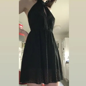 Svart glittrig klänning - Jättefin glittrig klänning från H&M! Nästan aldrig använd. Öppen rygg med band som man kan knyta i nacken. Köpte för 500kr