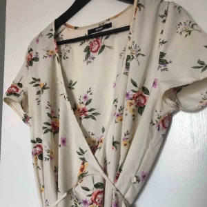  - Omlottklänning från bikbok, passar perfekt på även en M också vilket jag är