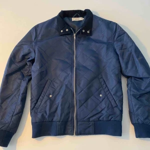  - Blå sommarjacka från Kiomi i strl M. Jackan är i mycket bra skick!