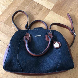  - Väska från New York Portable Design. Aldrig använd. Original pris 599kr. Priset kan diskuteras. Hör av er vid intresse!:)