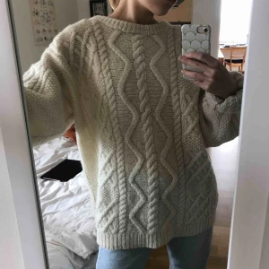  - Jättemysig, cremevit ulltröja från Nya Zeeland som är snygg att bära overzise. 100 % ull. Frakten ligger på ca 70 kronor. Rabatt vid köp av flera plagg