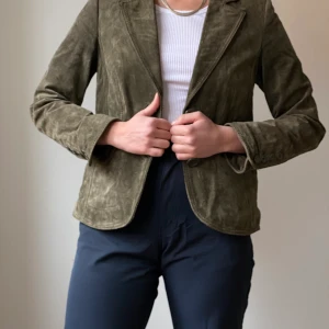 Grön Läderjacka -  / Köpt second hand   / Saknar storlek: Jag är en medium eller 38 och 174 cm / Skickar gärna!   