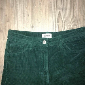  - Super snygga och sköna mörkgröna manchester byxor från Weekday i momfit modell. 