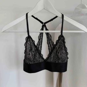  - Söt, bekväm och snygg spets bralette från Gina Tricot! Säljer för den inte passar längre tyvärr🖤Kan mötas upp i GBG, köparen står för frakten