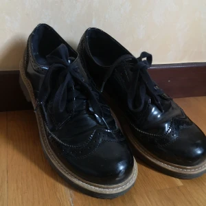 Oxford skor Monki  - Ett par Oxford liknande skor från Monki. storlek 36. Den är ganska använd men är fortfarande i bra skick. 