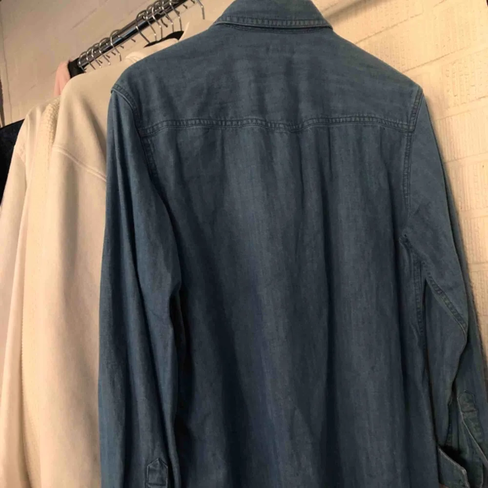 Säljer Calvin Klein Jeans skjorta i strl M Cond 8/10 Sitter underbart och skönaste tyget Säljer för den inte används tillräckligt. Skjortor.
