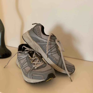  - Sneakers köpts av en tjej på plick, säljer pga för stora för mig🖤 Gott skick!