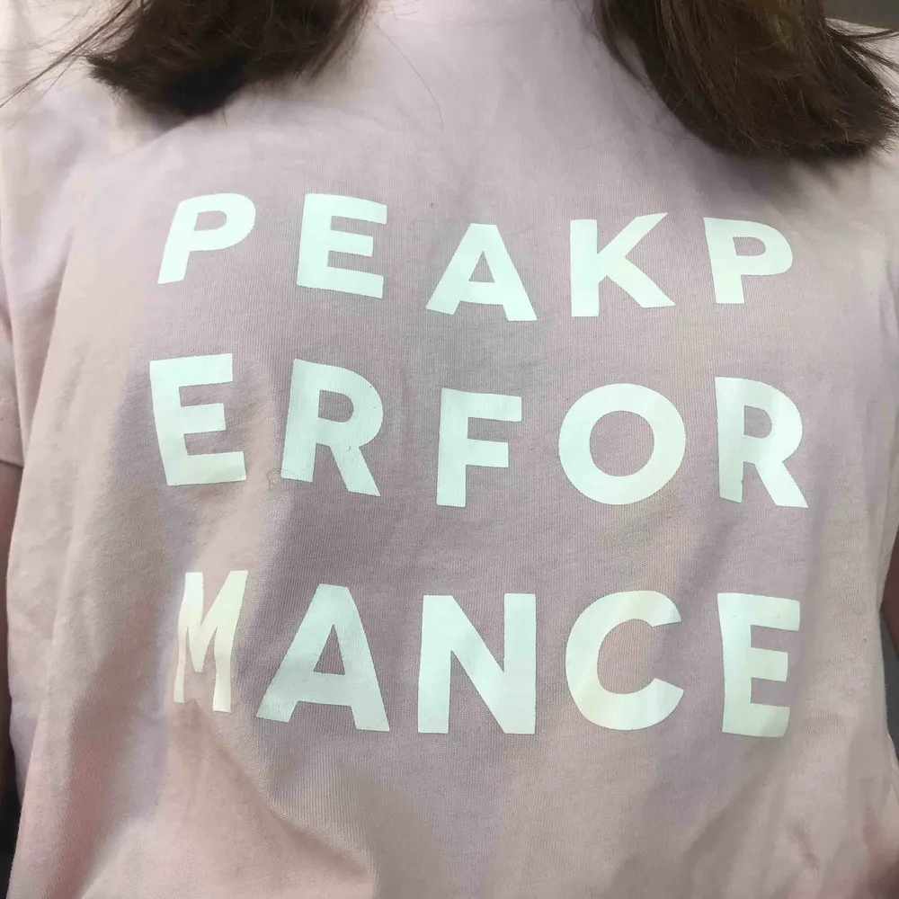 Superfin rosa t-shirt från Peak Performance💗nästan aldrig använd. Köparen står för frakten 💗. T-shirts.
