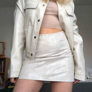 Skinnkjol - Sååå snygg skinnkjol från H&M, som tyvärr är för liten för mig🥺  Inte använd och lappen sitter fortfarande på.  Nypris: 600kr Kan mötas upp i Stockholm. Säljer även jackan!!