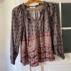  - Luftig blus från mango. XS men passar mig som är S. 