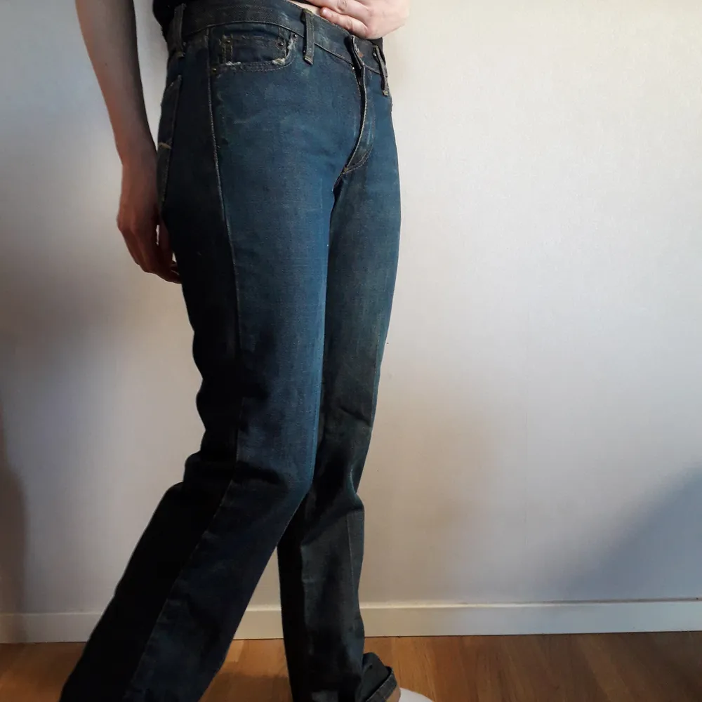 Riktigt snygga jeans hittade under flytten. Helt enkelt blivit undanlagda för att de till min sorg inte har riktigt rätt passform för min kropp. beninnersöm på 83cm och en (låg)midja ~38cm tvärs över, så ca 76cm runtom. Skickar mot frakt. . Jeans & Byxor.