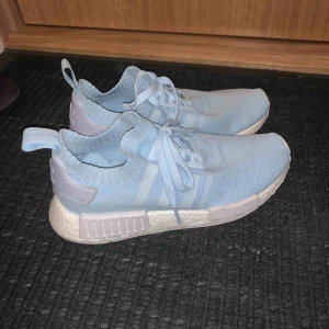  - SUPERSNYGGA nmd’s skor från adidas, använda fåtal gånger och är i en superfin blå färg💖