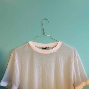  - Superfin tshirt i mest från topshop. Genomskinligt tyg. Inte använd mycket!