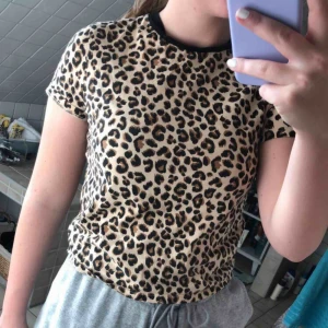  - Leopard t-shirt från H&M. Pris kan diskuteras. Frakt tillkommer!!