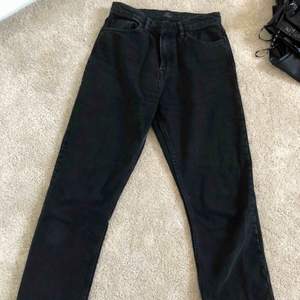 Svarta raka jeans från Nelly med slitning längst ner, storlek 36 använda 2 gånger! 