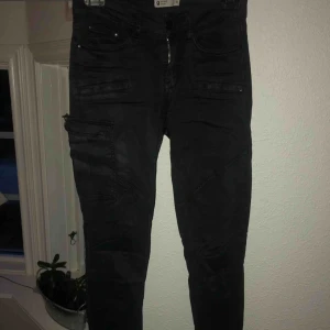  -  Cargo byxor från Gina Tricot Använda en del därav lite ljusare färg på ena låret