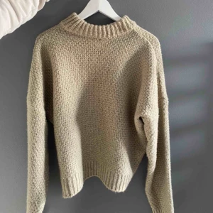  - Superfin stickad tröja Brungrön  Använd fåtal tillfällen och är i bra skick Säljs för att den inte används 