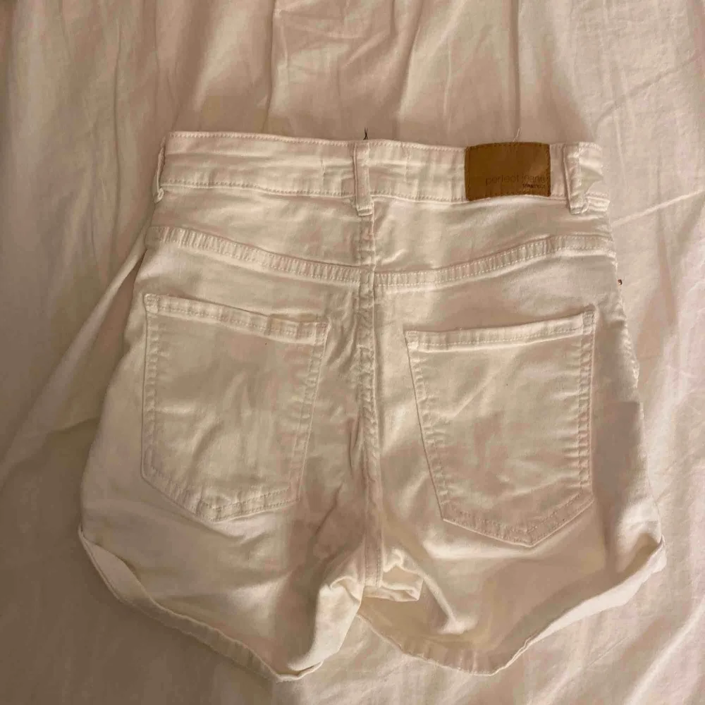 Vita shorts från ginatricot Bra skick, använda fåtal tillfällen. Shorts.