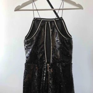 - Svart as snygg paljettklänning från NLY Trend. Nästintill oanvänd. Ej så stretchigt tyg (Frakt tillkommer om den ska skickas)