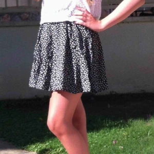  - Blommig kjol från Bik Bok. Knappt använd. Resår i midjan. Köparen står för frakten🌟🌟