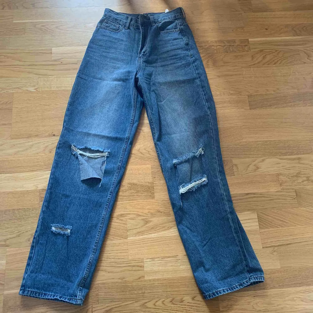 Superfina boyfriend jeans från boohoo i storlek 34 fast skulle säga att den är ganska stor i storleken.  Köpt på Plick fast ej använd av mig eller ägaren innan. Säljer pga att dom e för stora. Ej inklusive frakt🥰. Jeans & Byxor.