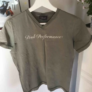  - Militärgrön t-shirt från Peak Performance. Storlek 160. Frakt ingår inte:)