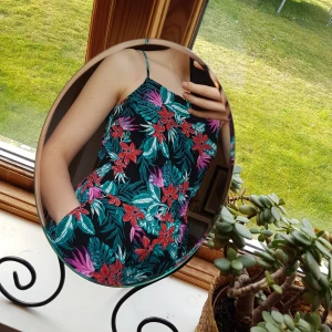 Blommig playsuite strl 38 - Jätte fin sommrig playsuite. Aldrig använt, även lappen sitter kvar! Två fickor fram. I storlek 38 