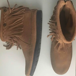  - Original Minnatonka skor. Aldrig använda. Toppenskick! Frakt tillkommer på 70kr🥰❤️