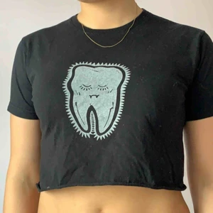  - Gullig tanktopp med motiv av en tand 🦷✨ Enkel att matcha funkar till alla årstider🤩