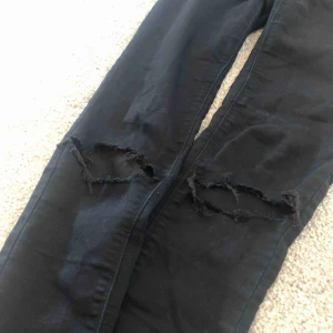  - Skit coola håliga jeans 
