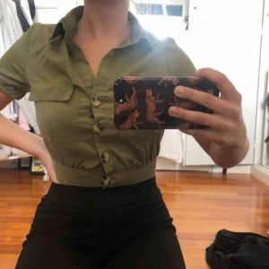  - Snygg skjorta ish ifrån bershka. Passar perfekt till sommaren. Den är aldrig använd så i superbra skick. 