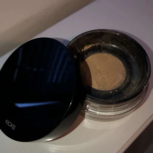 Kicks mineral glow powder  - Ett highlighting puder som ger ett fint milt glow. Jätte fint ifall man vill ha en "inner glow" look. I färgen "glam bronze". Endast testad!