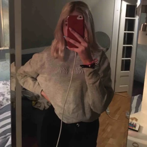  - Carin Wester sweatshirt