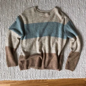  - stickad tröja i flera färger, använd fåtal gånger så mycket fint skick, köparen står för frakten.