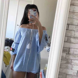  - Blå off shoulder topp. Storlek S men passar även M. Toppen är ganska lång för mig, kan ha den som klänning (är 156 cm lång) 