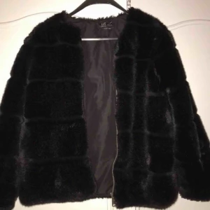  - Knappt använd pälsjacka, fuskpäls