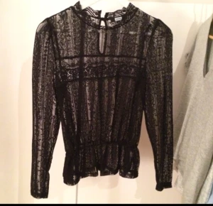  - Blus från bikbok med fina detaljer. Aldrig använd. 
